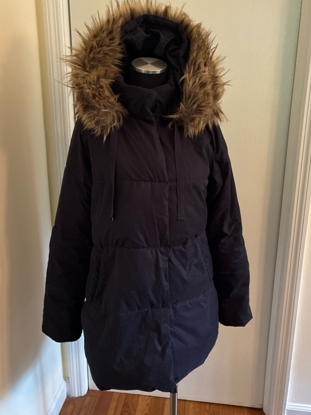 Hobbs of London black puffer coat with detachable faux fur hood. Size 8 US